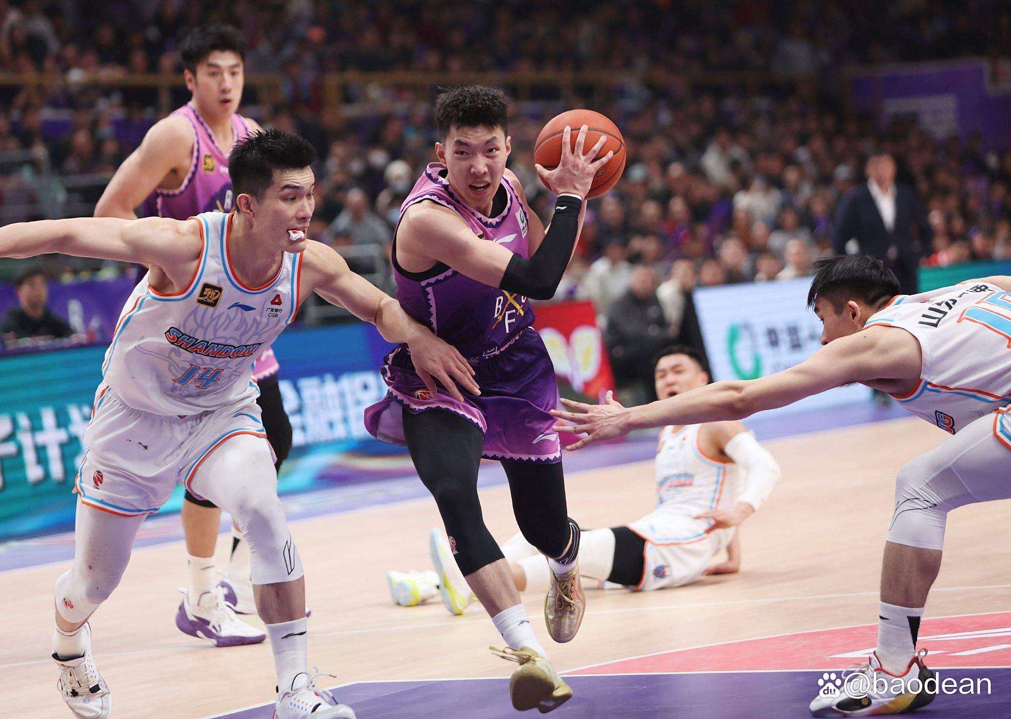 米兰体育 -集结日山东男篮绝杀压哨:NBA季后赛节点到来;更衣室稳定;细节决定成败